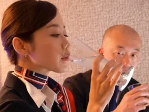 Điều tôi muốn là sự thật. Đây là vợ của ai? Áo lụa đen giữa các cô gái đường phố