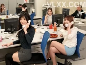 Một người phụ nữ trưởng thành tràn đầy bầu không khí giản dị