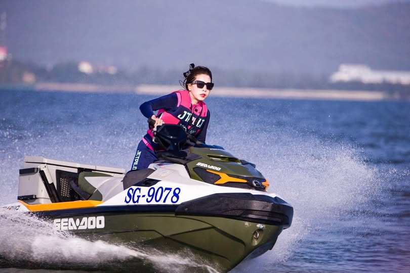 Cô gái ngực to có đầu to! Siêu mềm, lắc và nhào! Trước ống kính, con bò đen to lớn rung động, âm hộ rất hồng, cái mông khổng lồ bị nhấc lên và tát, vô cùng hấp dẫn...